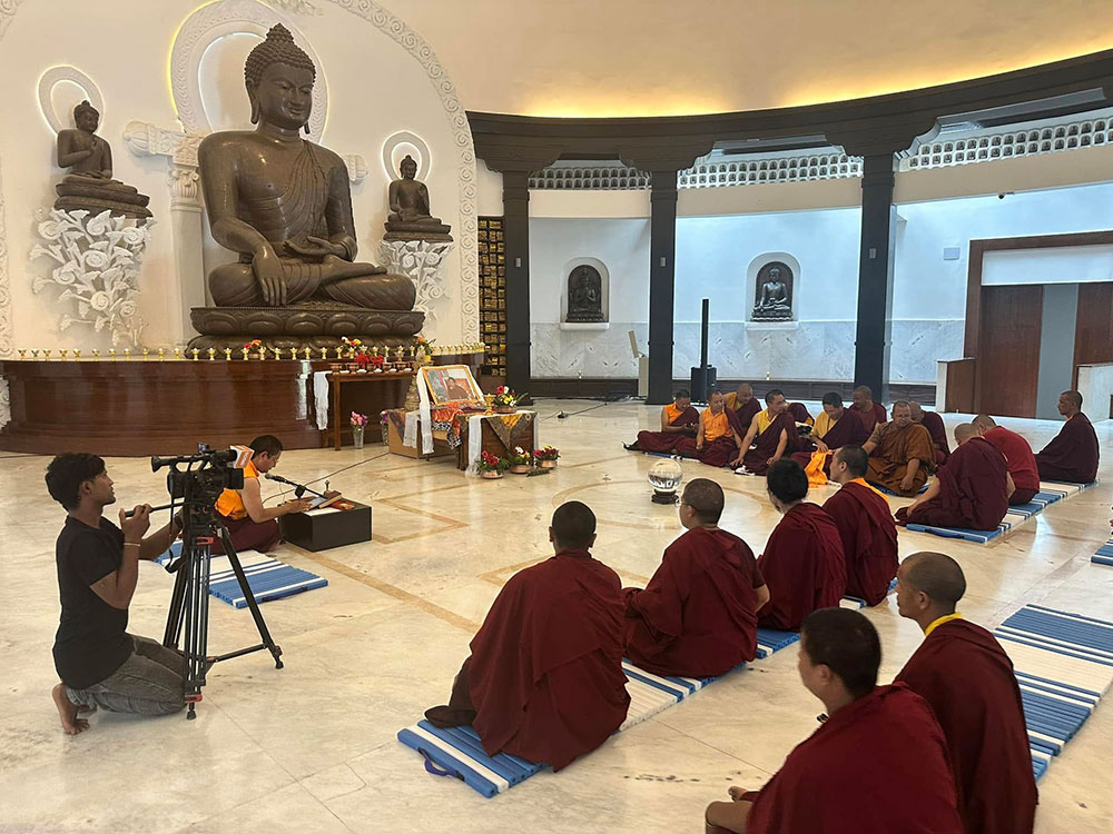 藍毗尼大塔院內部(僧眾為上師慶生修法)